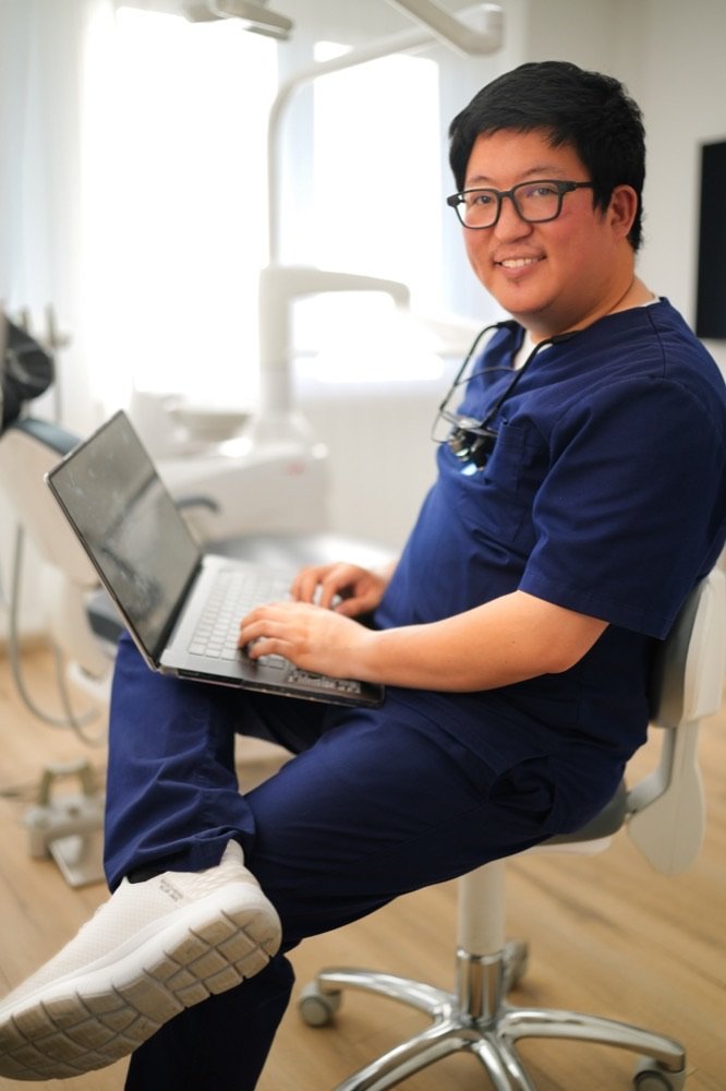 Duc Van Nguy, Zahnarzt und Gründer von DokuDent, bei der Arbeit